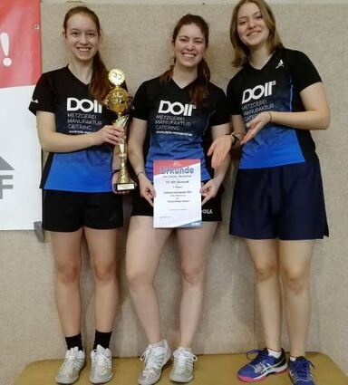 Sophie Kirsch (v.l.), Laura Rosenberger, Sophie Rosenberger jubeln.