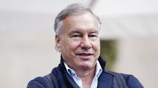 Nico Hofmann steht vor einer Pressekonferenz zu den Nibelungen-Festspielen vor dem Kulturzentrum «Das Wormser»