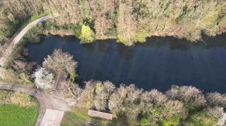 In diesem See bei Bad Mingolsheim ist die Leiche einer 51-Jährigen gefunden worden. Laut Polizei handelt es sich um die Mutter einer 27-jährigen Ukrainerin, die tot am Rhein bei Hockenheim entdeckt wurde.
