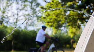 Trinkwasserspender wie dieses Exemplar der Stadt Hannover soll es künftig häufiger geben. Doch viele Städte und Gemeinden in der Region scheuen die hohen Investitionskosten.
