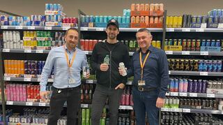 Einmal Wasser, zwei mal Energy-Drink, bitte! „MM“-Reporter Florian Karlein (M.) mit Ralf Rassillier (r.) und Mürsel Isbilir vor dem Dosen-Regal.