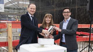 Während der Zeremonie vergruben Dr. Uwe Liebelt, (President European Site &amp; Verbund Management), Heather Remley (President Global Engineering Services) und Christian Aucoin (Senior Vice President Global Operations bei BASF Agricultural Solutions) - von links nach rechts -eine Zeitkapsel, die an den Tag der Grundsteinlegung erinnert.