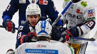 Nach Lean Bergmanns Tor zum 2:3 und der folgenden Provokation stellte Adler-Verteidiger Leon Gawanke den Berliner.