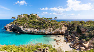 Caló des Moro: mit ein wenig Glück hat man die beliebte Bucht im Frühjahr ganz für sich allein.