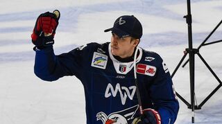 Gruß an die Fans: Mannheims Leon Gawanke hat mit den Adlern in diesen Play-offs noch viel vor.