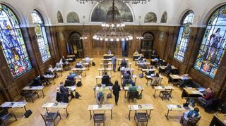 Im Rathaussaal tagt der Gemeinderat im Winter 2021 unter besonderen Bedingungen: Alle Mitglieder sitzen zum Infektionsschutz an separaten Tischen.
