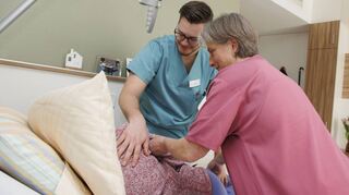 Stephanie Knapp und Philipp Braun bei der Arbeit im Hospiz Schwester Paterna.