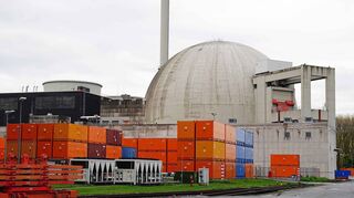 Auf diesem Bild aus dem Jahr 2022 sind hier neben Block B die Container mit Abbruchmaterial auf dem Kraftwerksgelände in Biblis zu sehen.