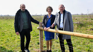 Nur hüfthoch, aus Holz und mit grobmaschigem Draht: v.l. Michael Schnellbach, Diana Pretzell und Christian Specht präsentieren den Zaun um den Westteil von Spinelli. Alle Wege bleiben frei.