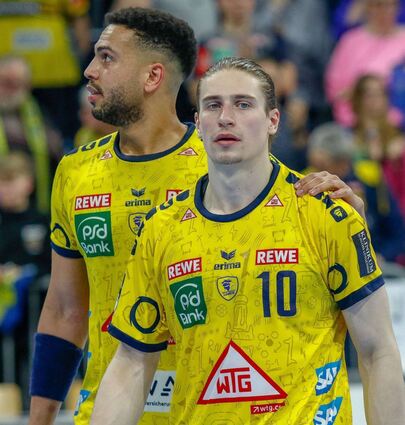 Auch Philipp Ahouansou (li.) und Juri Knorr mussten die Überlegenheit der Berliner Füchse anerkennen.