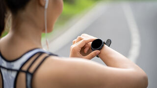Schritte zählen, Ziele erreichen: Die Fitnessuhr als Motivationsinstrument für Sportler.