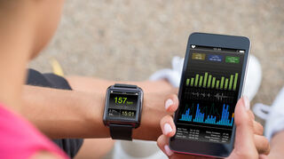 Tracken, analysieren, verbessern: Die Synergie von Fitness-Apps und -Uhren.