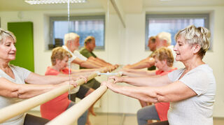 Für alle zugänglich: Barre Fitness bietet individuell anpassbare Übungen für Menschen mit unterschiedlichen Fitnesslevels.