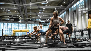 8 unterschiedliche Fitnessübungen: Einblick in die vielfältigen Kraftsportaufgaben bei einem Hyrox-Event.