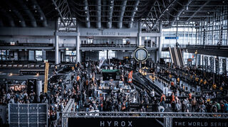 Laufintervalle und Fitnesstationen: Ausdauer und Kraft in einem Event kombiniert.