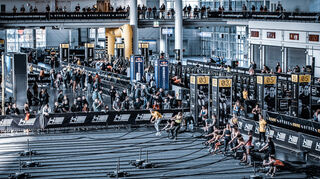 Indoor Fitness Challenge: Alle Disziplinen in einer energiegeladenen Halle.