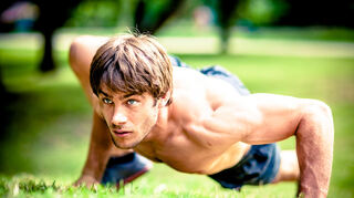 Fortbewegung auf allen Vieren: Eine Parkanlage eignet sich hervorragend, um sich mit den Übungen auch fortbewegen zu können.
