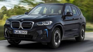 Blaue Designelemente und der geschlossene Grill kennzeichnen die Mittelklasse-SUV-Baureihe vom BMW als elektrische Variante iX3.
