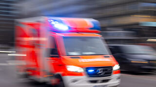In Schifferstadt hat ein Mann schwere Brandverletzungen erlitten, nachdem er sich und seine Ex-Freundin mit brennbarer Flüssigkeit übergossen hat (Symbolbild).