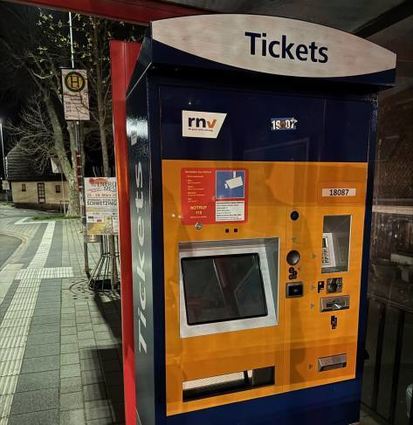 Der einzige Ticketautomat der RNV in Ilvesheim ist defekt.