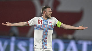 Nicht der Abend von Luxemburg: Kapitän Laurent Jans gestikuliert während der 0:2-Niederlage in den Play-offs in Georgien.