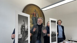 Eine erste Auswahl: Fotograf Horst Hamann (Bildmitte) zeigt wie Museumsdirektor Alexander Schubert, was für 2025 zu erwarten ist.