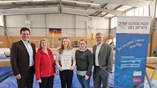 Silja Stöhr (Mitte), Eliteschülerin des Sports, mit (v.l.) LFG-Rektor Stefan Weirether, den Trainerinen Narina Kirakosyan und Alina Korrmann sowie Thomas Kowalski (Sparkasse Rhein Neckar Nord).