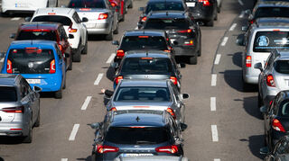 Wer an diesem Wochenende unterwegs ist, muss mit spürbar mehr Verkehr und mehr Staus als an den Vorwochenenden auf Deutschlands Autobahnen rechnen.
