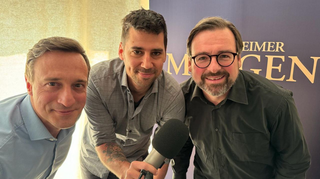 Host-Wechsel beim Podcast "Mensch Mannheim": Chefredakteur Karsten Kammholz (v.l.) gibt das Format an die Lokalchefs Florian Karlein und Timo Schmidhuber ab.