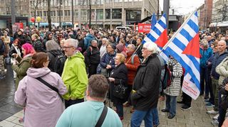 Von der Demonstration „Nie wieder ist jetzt!“ wurden pro-palästinensische Aktivisten ausgeschlossen. Die kritisieren Rassismus, der Veranstalter nennt mitgebrachte Nationalflaggen als Grund. Hier zu sehen sind keine Nationalfahnen, sondern die der Vereinigung der Verfolgten des Naziregimes.