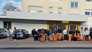 Mitglieder der Gemeinde vor dem früheren Netto-Markt bei der städtischen Aktion „Putz’ deine Stadt raus“. Mitmach-Aufrufe an Anwohner verhallten.