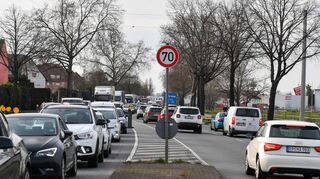 Seit Donnerstag eine Staustelle: die B 44 in Mannheim-Sandhofen.