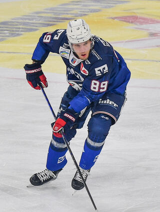 Mannheims David Wolf (Nr.89) am Puck