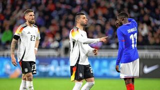 Im Zwiegespräch: Deniz Undav diskutiert in Lyon mit Frankreichs Star Ousmane Dembele.