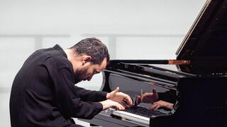 Bisweilen sieht es bei der Arbeit an Brahms fast aus, als sitze Glenn Gould noch einmal am Flügel: Igor Levit – hier bei seinem Brahms-Recital beim Heidelberger Frühling am Wochenende.