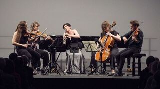 Stella Chen, Charlotte Thiele, Sharon Kam, Julia Hagen und Matthew Lipman spielen beim Heidelberger Frühling 2024 das Klarinettenauintett von Johannes Brahms.