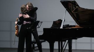 Geigerin Charlotte Thiele umarmt Pianist Lukas Sternath beim Heidelberger Frühling 2024.