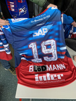 Die Adler-Fans haben mit Lean Bergmann abgeschlossen.