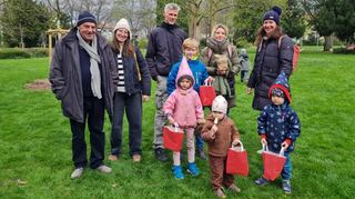 Die gut gefüllten Ostertüten kommen bei den Kindern, die im Neckarauer August-Bebel-Park auf Eiersuche sind, gut an.