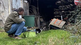 Als ehrenamtlicher Tierschützer versorgt Marco Bernoth sieben Katzen auf eine still gelegten Firmengelände im Industriegebiet in Sandhofen.