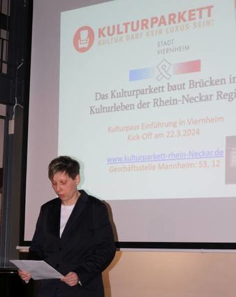 Ina Dewald, Stadtverordnete der Grünen, stellt das Angebot vor.