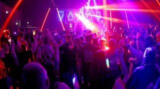 Neonfarben gehören zu den 90er Jahren – und damit zur Retroactive in Mannheim. In der Maimarkthalle legten Samstagnacht zehn DJs auf.