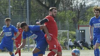 Türkspors Oguzhan Yildirim (rotes Trikot) bleibt hier am Ball. Später entschied er das Verfolgerduell mit der SG Heidelberg-Kirchheim durch sein Tor.