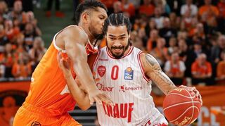 Mit der starken Verteidigung der Ulmer (hier Karim Jallow/links im Duell gegen Otis Livingston II) hatten die Würzburger große Probleme.