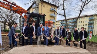 Stadträtin Katharina Funck (CDU) (v. l.), Stadtrat Ulrich Lehnert (AfD), Stadtrat Holger Schmid (ML), Oberbürgermeister Christian Specht (CDU), Geschäftsführer der GBG Karl-Heinz-Frings, Geschäftsführerin kinderlandnet Sabine Diefenbach, Bürgermeister Dirk Grunert (Grüne), Stadtrat Volker Beisel (FDP), Stadtrat Patric Liebscher (Grüne), Stadträtin Hanna Hoffmann-Böhm (LiParTie), Marco Stalliviere von Blocher Partners hantieren mit Schaufeln.