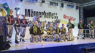 Die Formation „Knuspergebäck“ vom HCV Hofheim sichert sich den vierten Platz beim Männerballett Ried Contest.
