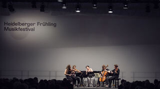 Stella Chen, Charlotte Thiele, Sharon Kam, Julia Hagen und Matthew Lipman spielen beim Heidelberger Frühling 2024 das Klarinettenauintett von Johannes Brahms.