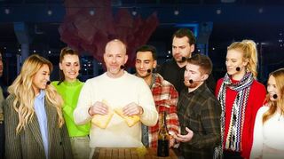 Das letzte Abendmahl bei der RTL-„-Passion“ 2024 (von links): Zsolt Sandor Cseke, Stefanie Hertel, Mola Adebisi, Linda Teodosiu, Bella Lesnik, Ben Blümel als Jesus, Timur Ülker(Petrus), Jimi Blue Ochsenknecht als Judas, Joey Heindle, Larissa Marolt, Lisa Küppers, Vincent Gross und René Casselly. Das Live-Event wird am Mittwoch aus Kassel übertragen.