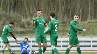 Philipp Haas (v.l.), Florian Schlierf und Daniel Herbel sind nach dem Heimsieg des TSV Amicitia Viernheim zufrieden.