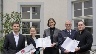 Auszeichnung für couragiertes Verhalten: Knut Krakow (v.l.), Katja Reuschenbach, Martina Pfister, Uwe Schrötel und Markus Kerimow.